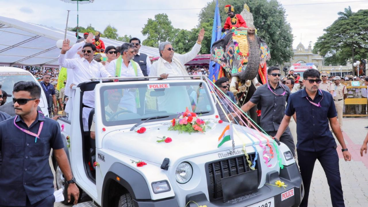 https://salarnews.in/public/uploads/images/newsimages/maannewsimage04102025_215709_Mysuru Dasara Jeep Savari.png